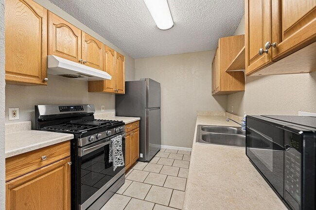 Building Photo - 906 Oleander Ln