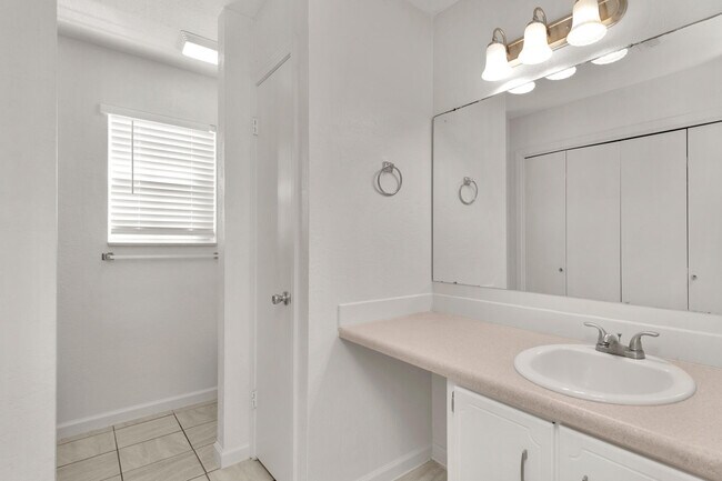 Building Photo - 202 Summer Ln