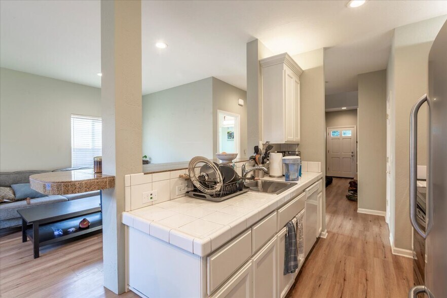 Building Photo - 1084 Portola Ave