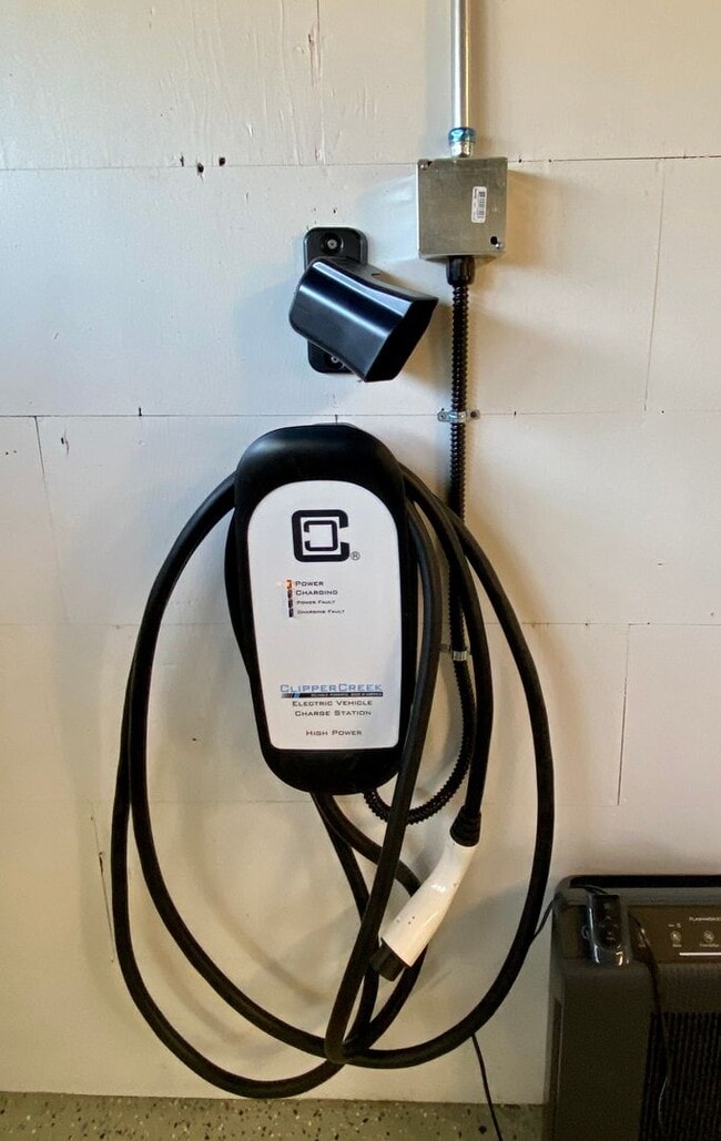 Building Photo - Charming House on 1/3 acre in El Quito Neighborhood!