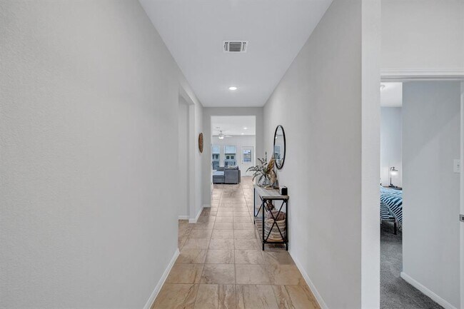Building Photo - 717 Friar Tuck Dr