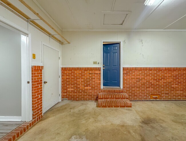 Building Photo - 2605 Lotus Dr
