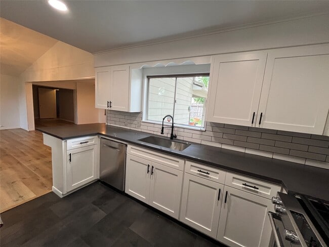 Building Photo - 1327 Moorhead Dr