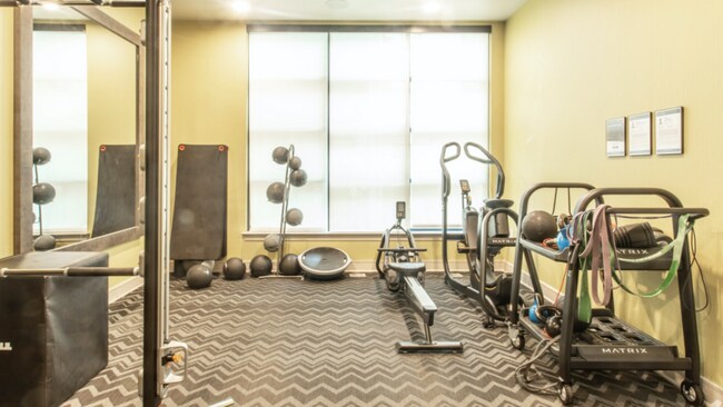 Building Photo - 1630 E 6th St