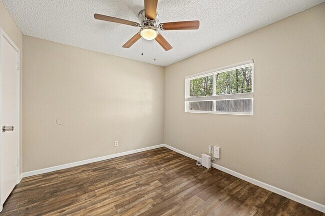 Building Photo - 906 Oleander Ln