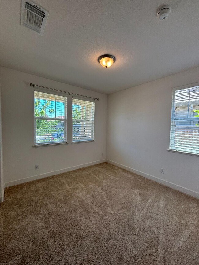 Building Photo - 402 Crimson Cir