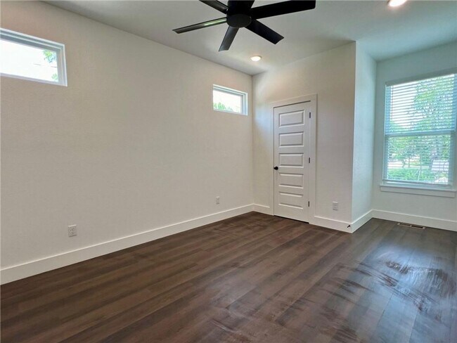 Building Photo - Nice modern 1 bed 1 bath apartment near Campus
