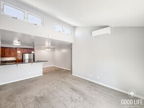 Building Photo - Beautiful 4B/2BA Top Floor Corner Unit wit...