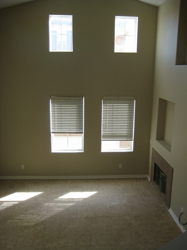 Building Photo - 27049 Fairway Ln