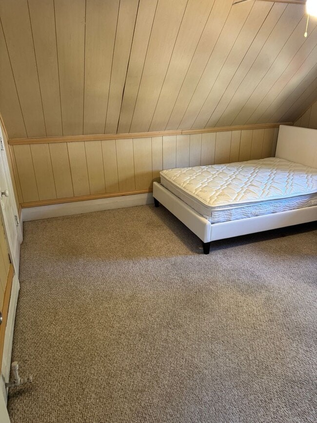 Building Photo - 5 Bedroom 2.5 Bath in Squirrel Hill