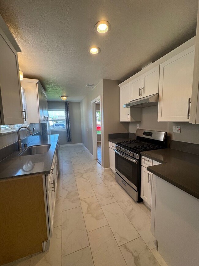 Building Photo - Large 4 bedroom 2 Bathroom for rent
