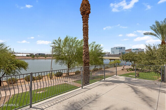Building Photo - 945 E Playa Del Norte Dr