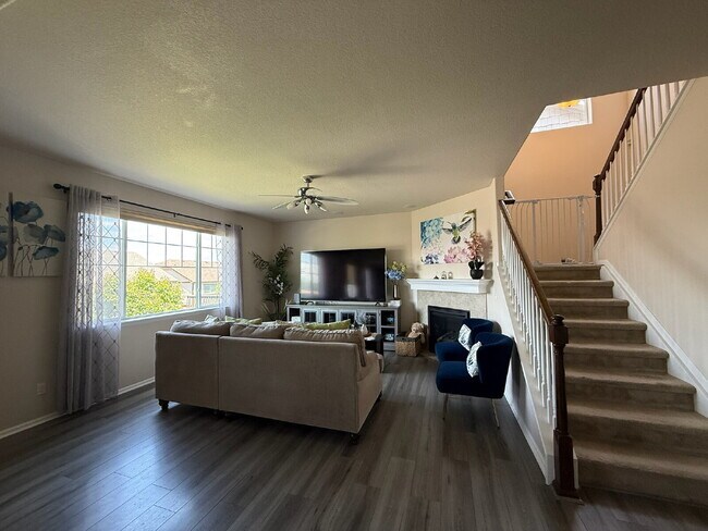 Building Photo - "Spacious 6-Bedroom Haven with 5 Full Baths in Aurora - 3,729 Sq. Ft. of Comfort & Style!"