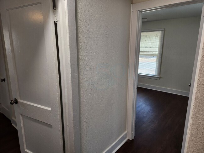 Building Photo - *Availabe Soon* Completely Remodeled Home!