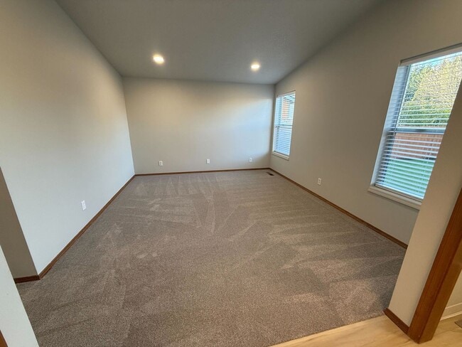 Building Photo - Newly Renovated 3B/2Ba Home in Quiet Neighborhood!