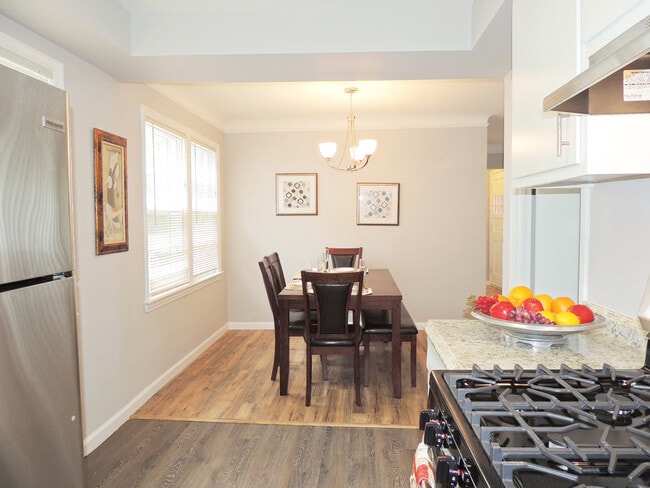 Building Photo - Breathtaking 3 bedroom, 1 bath Mayfield He...