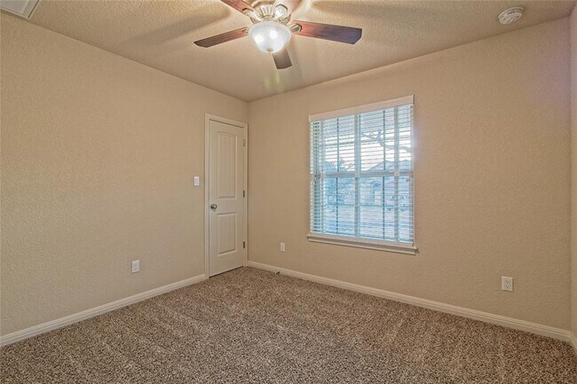 Building Photo - 713 Hedgewood Dr