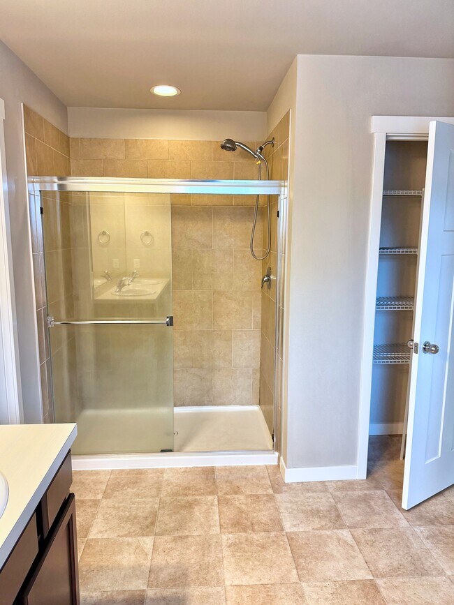 Building Photo - Seven Seven Oaks St SE