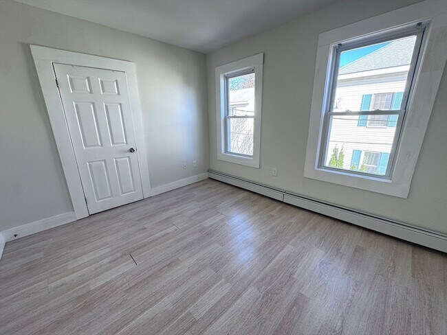 Building Photo - 116-118 Lawrence Street Unit 2