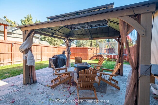 Building Photo - Single Level SW Redmond Home!