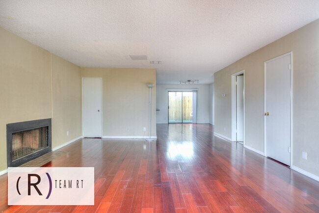 Building Photo - Gorgeous townhouse in a quiet 6-unit gated complex