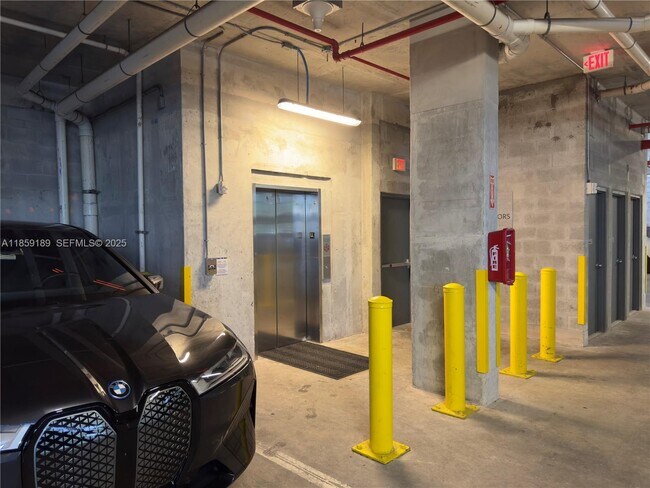 Building Photo - 9940 W Bay Harbor Dr