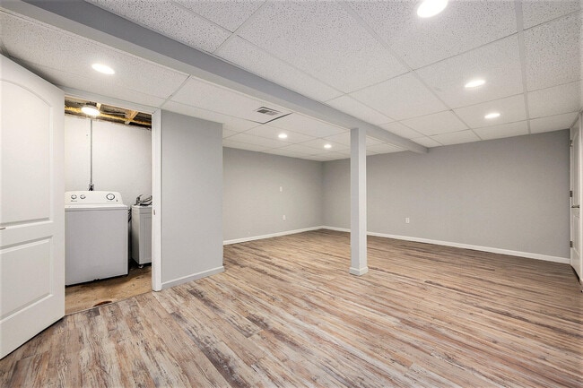 Building Photo - 42198 Roscommon St