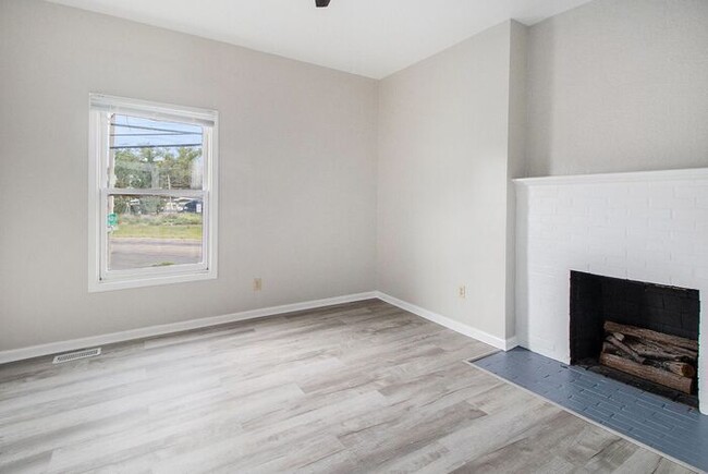 Building Photo - $799 Chic & Renovated 1BR with Style- Ask about our security deposit alternative!