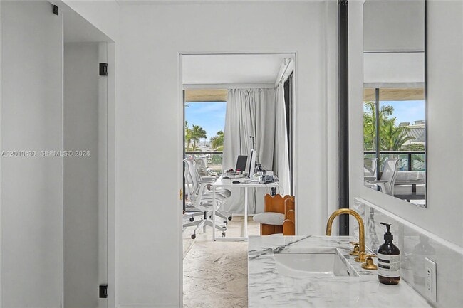 Building Photo - 2575 S Bayshore Dr