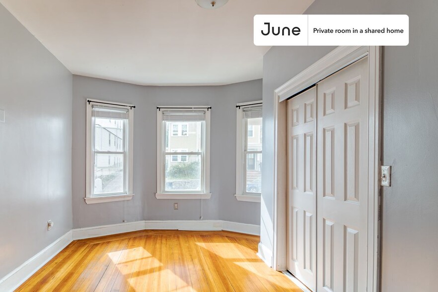 Building Photo - Private bedroom in 3 bed/1.5 bath Home