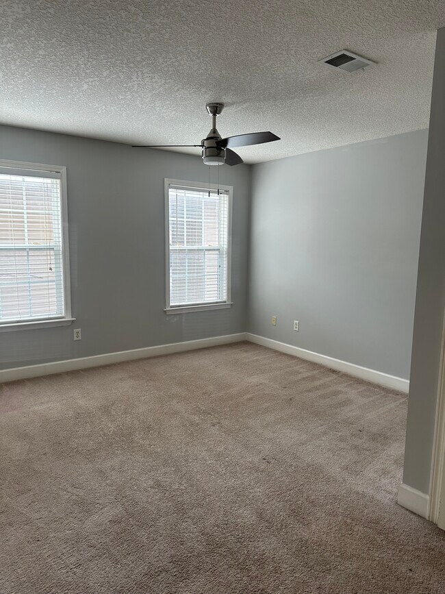 Building Photo - 104 Camellia Ct