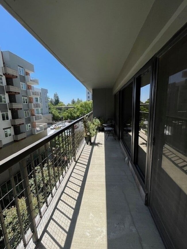Building Photo - 1 Bedroom 1 Bathroom Downtown Unit with Pa...