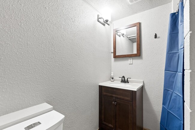 Building Photo - 2112 E 10th Ave