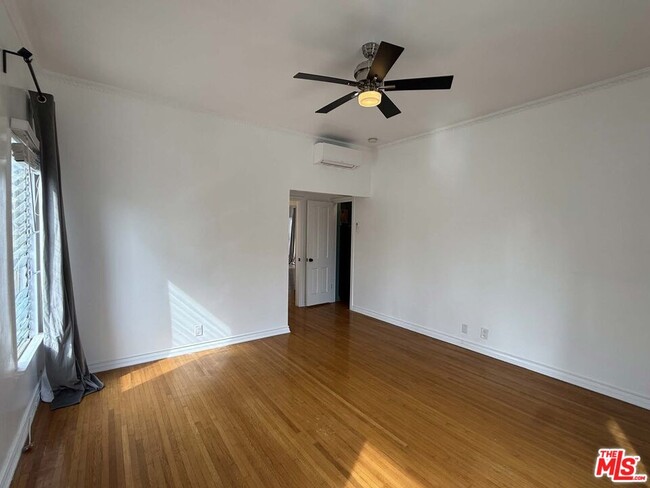 Building Photo - 157 N La Peer Dr