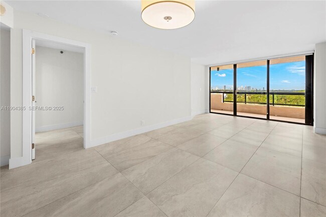 Building Photo - 2555 Collins Ave