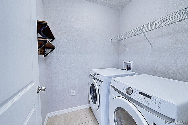 Building Photo - 320 W Runyon Loop