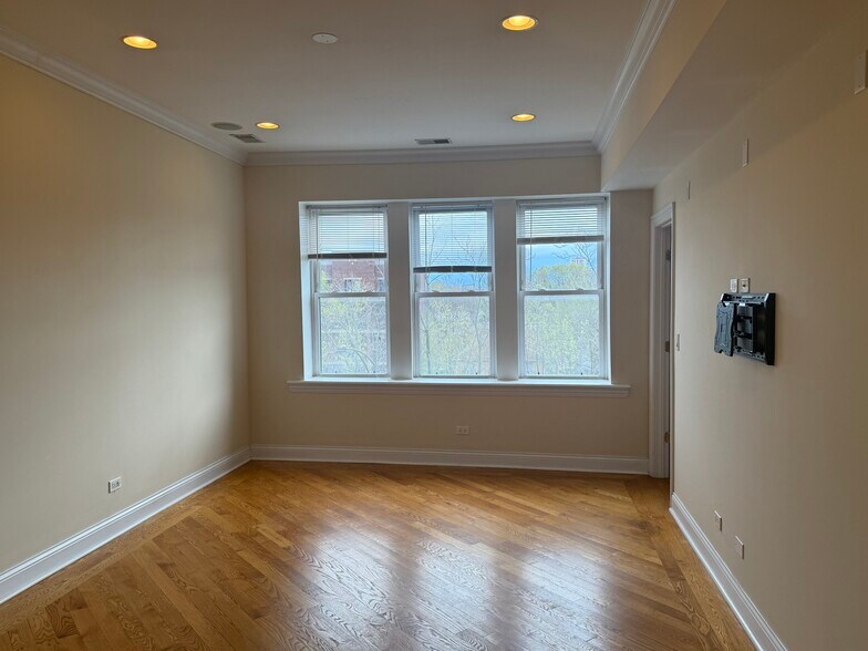 Eat in Kitche/Dining area - 6150 N Ravenswood Ave