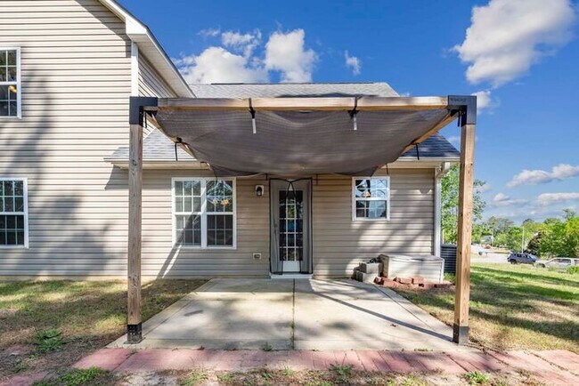 Building Photo - 4 Bedroom 2.5 Bath Home