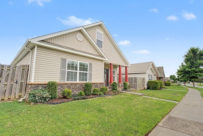 Building Photo - Beautiful 3 Bedroom Home with Hardwood, Tile & Spacious Kitchen