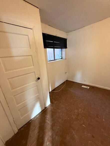 Building Photo - 5605 Wabada Ave