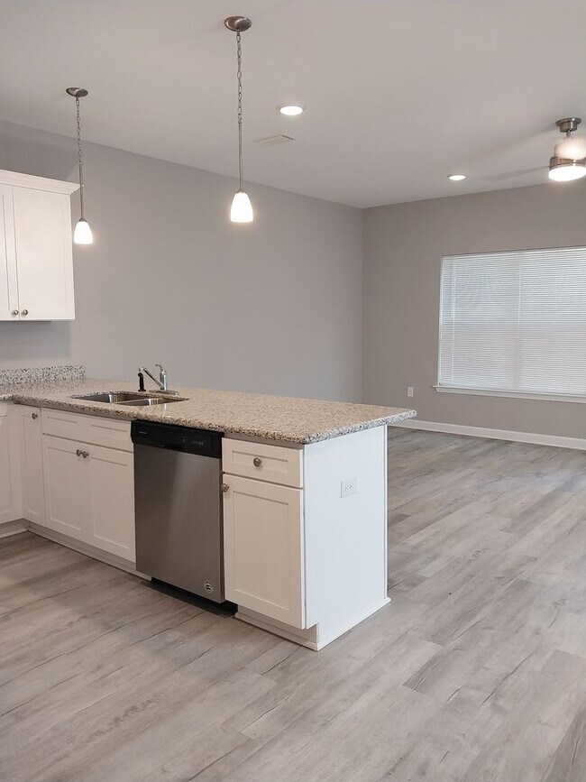 Building Photo - Gorgeous 3 Bedroom 2.5 Bath Townhome