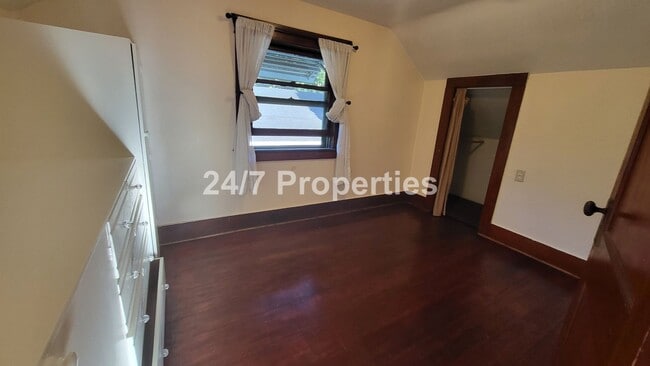 Building Photo - Charming 2 BD | 1 BA West Linn Cottage - R...
