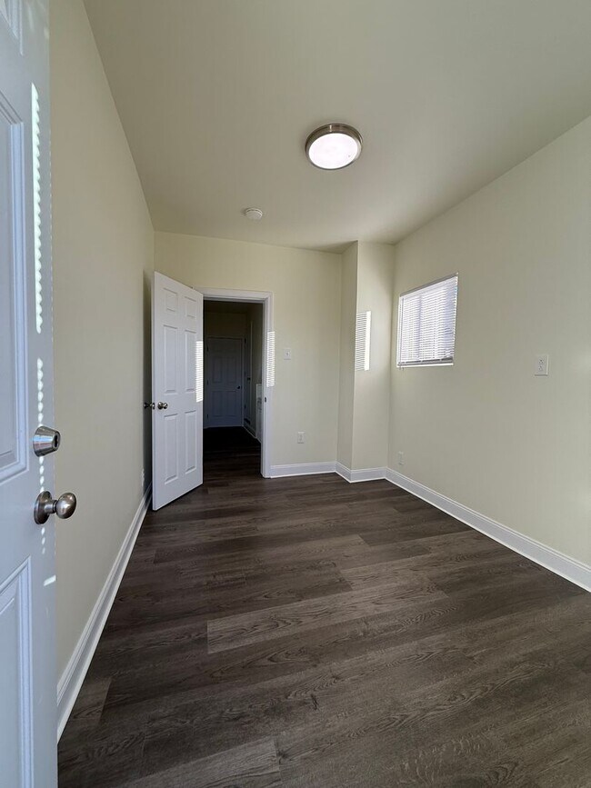 Building Photo - Updated 3BR 1.5 bath house with office/ of...