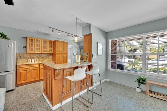 Building Photo - 1721 SW 22nd Ave