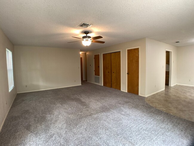 Building Photo - 2/2 Apartment on The Hill! Minutes from La...