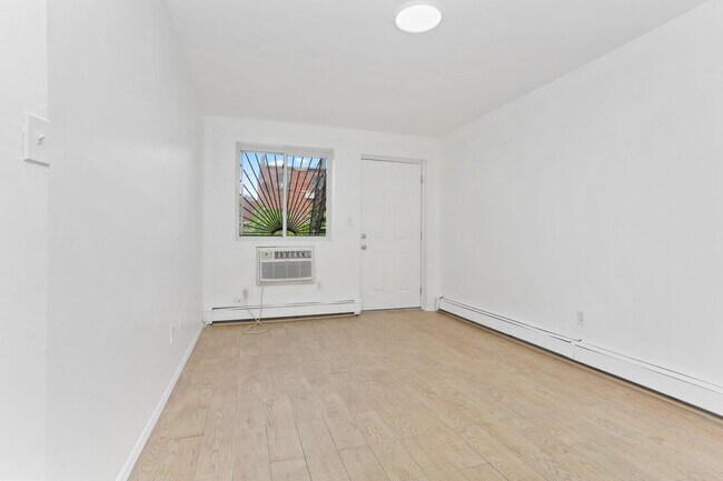Building Photo - 639 E 226th St