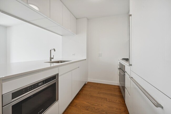 Building Photo - 99 Hudson St