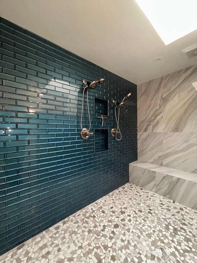 Building Photo - Beautiful 3 Bedroom 2 Bath condo!!