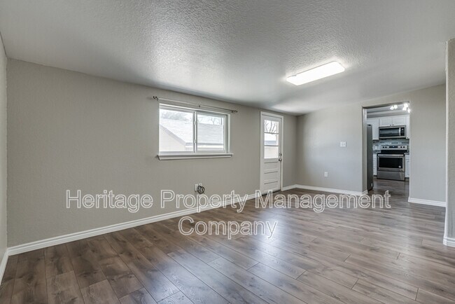 Building Photo - 479 S Sycamore Ave