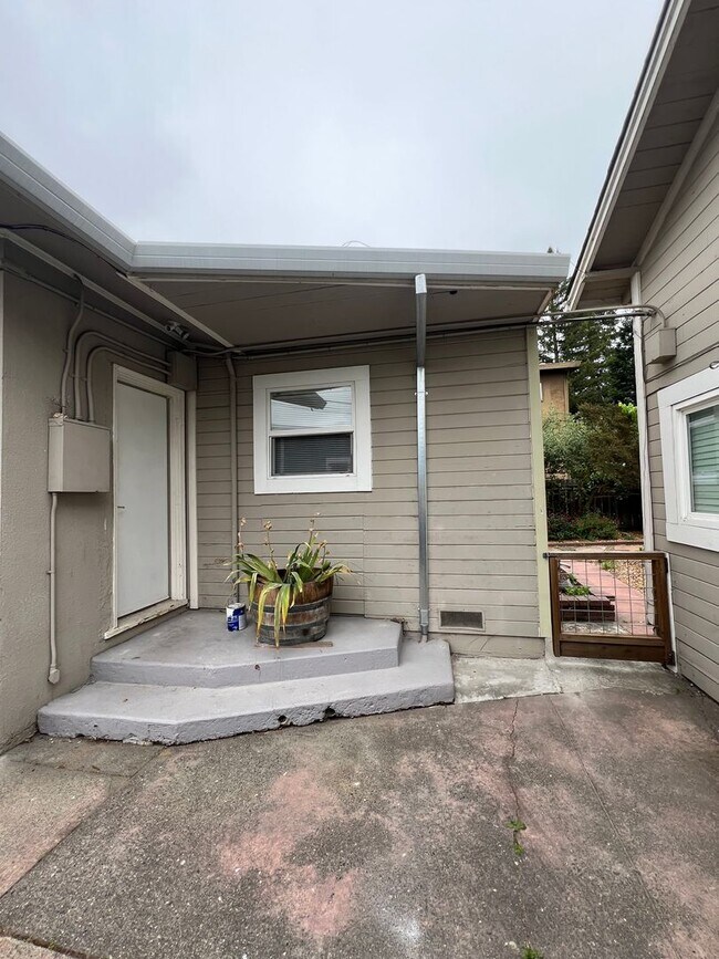 Building Photo - Come check out this Lovely home located in...